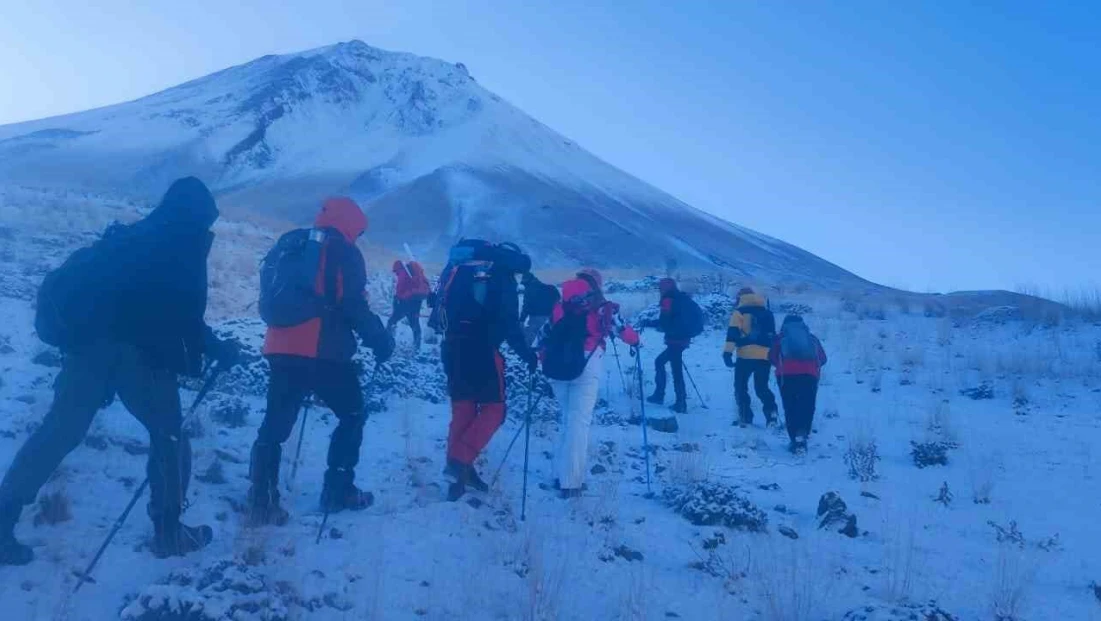 Ağrı Dağı zirvesinde “Cumhuriyet” coşkusu