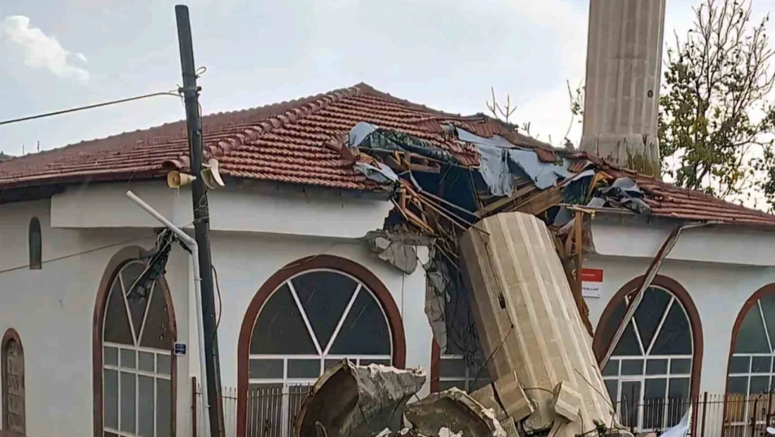 Ankara’da fırtına nedeniyle minare yıkıldı