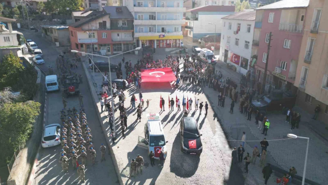 Beytüşşebap’ta dev Türk bayrağı eşliğinde Cumhuriyet’in 101’inci yılı kutlandı