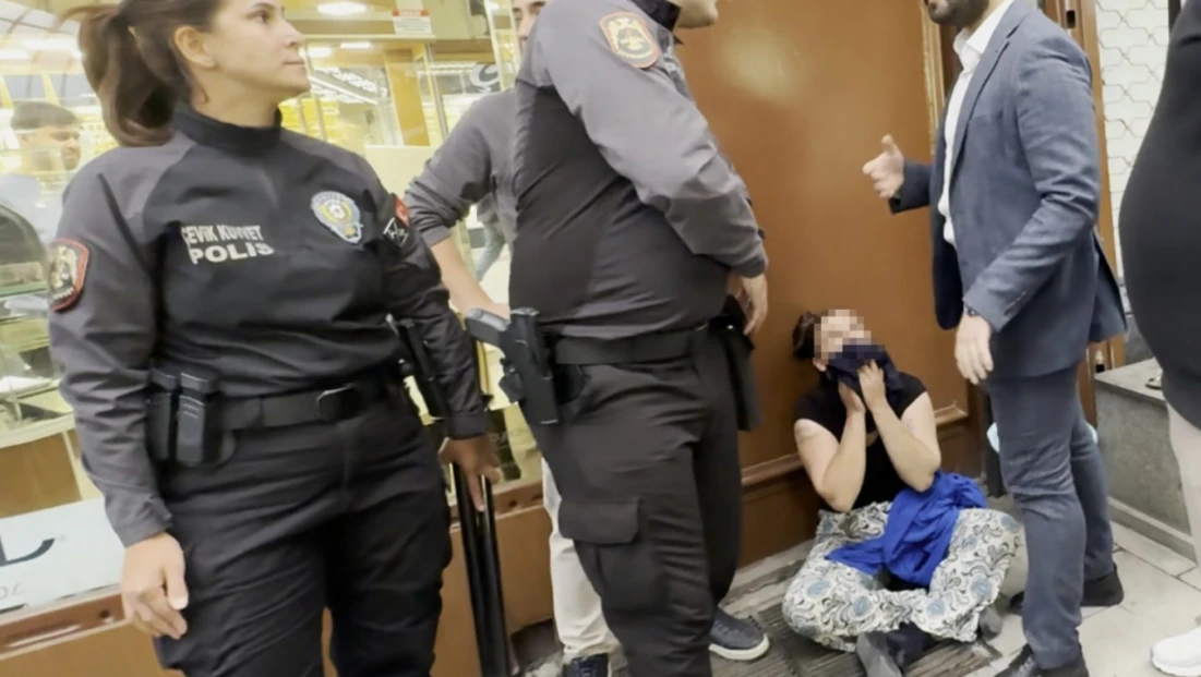 Kadının sahte altın oyunu kapalı çarşıda bozuldu