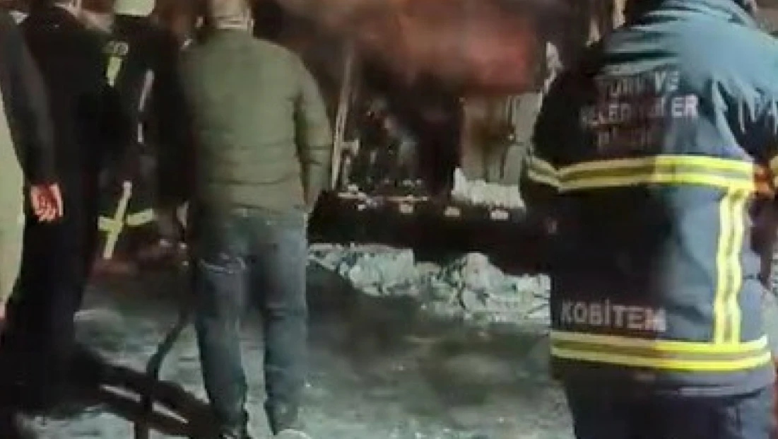 Kars’ta donmasın diye altında ateş yakılan araç alev topuna döndü