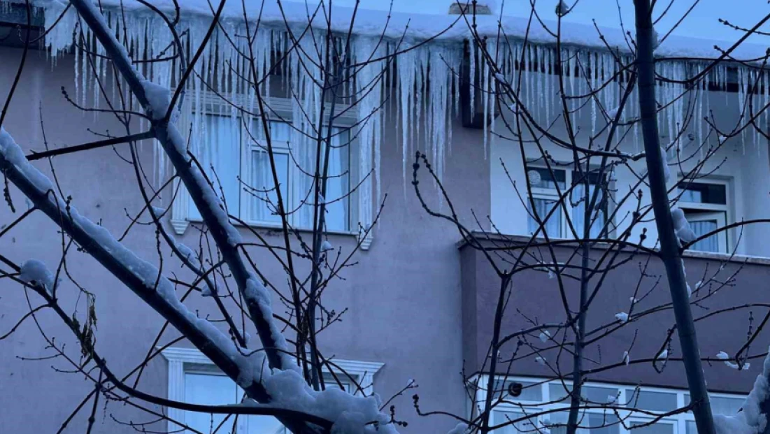 Metrelerce buz sarkıtları Ağrı'da yayalar için büyük tehlike