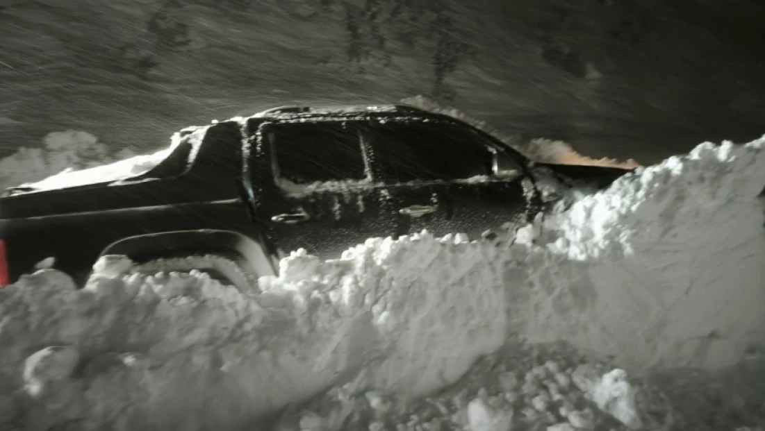 Dağlıca yolu çığa teslim oldu: Araçtakiler zorlu operasyonla kurtarıldı