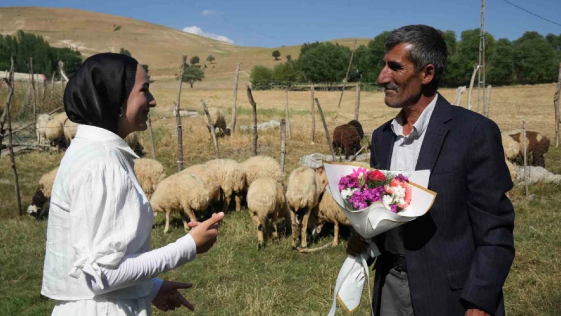 Çimen, YKS sevincini babasıyla çiçekli sürprizle paylaştı
