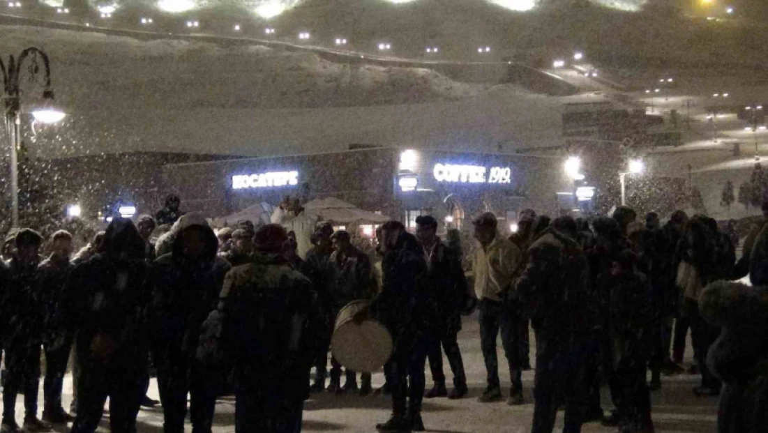 Kars'ta 'eksi 10' derecede yeni yıl coşkusu: Kar altında halaylar