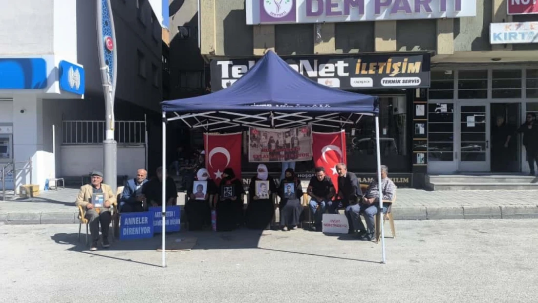 Muş’ta ailelerin DEM Parti önündeki eylemi sürüyor