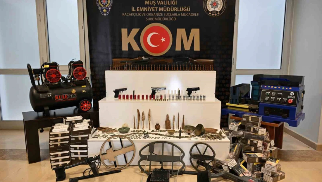 Muş’ta silah, mühimmat ve tarihi eser ele geçirildi