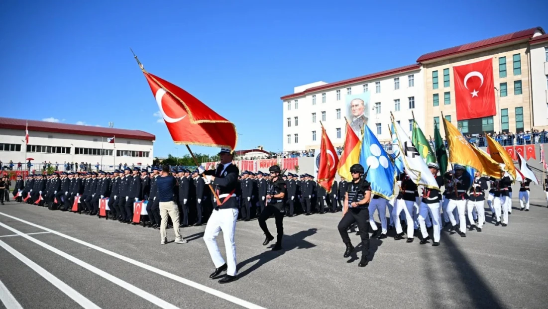 Erzurum'da Polis adaylarının mezuniyet coşkusu