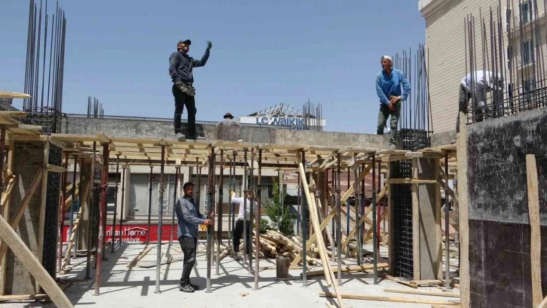 Van’da inşaat işçilerinin sıcakla mücadelesi