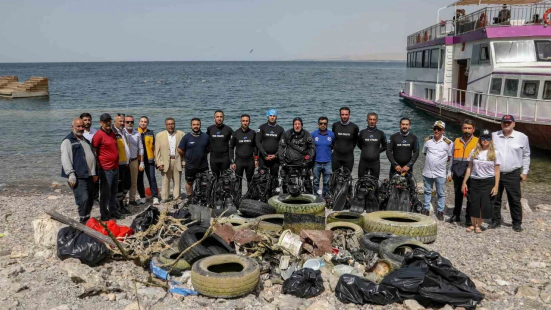 Van Gölü’nün dibinden çıkartılan atıklar pes dedirtti