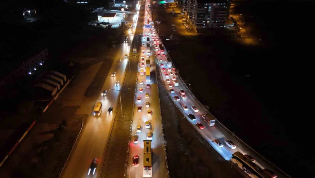 Yarıyıl tatili başladı, 43 ilin geçiş noktasında trafik yoğunluğu arttı: Araç trafiği havadan görüntülendi