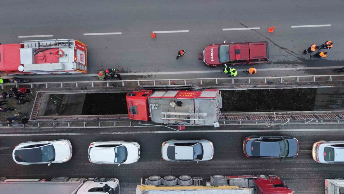 Yüksek gerilim tellerine ramak kala, itfaiye aracı köprü arasında sıkıştı