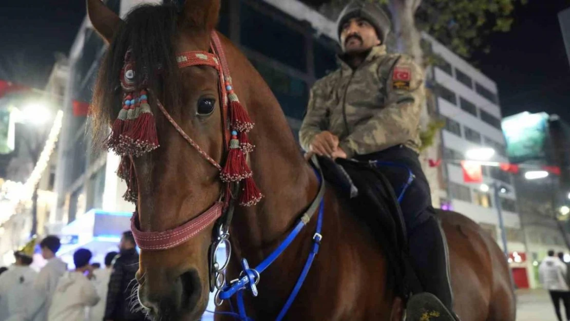 'At Türkün kanadıdır' diyerek yeni yıla at üstünde girdi