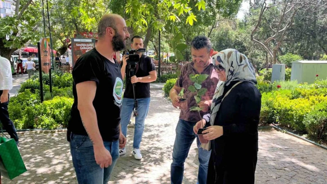 'Çiçek Doktoru' Arslan, Babalar Günü sebebiyle vatandaşlara 'aronya fidanı' dağıttı