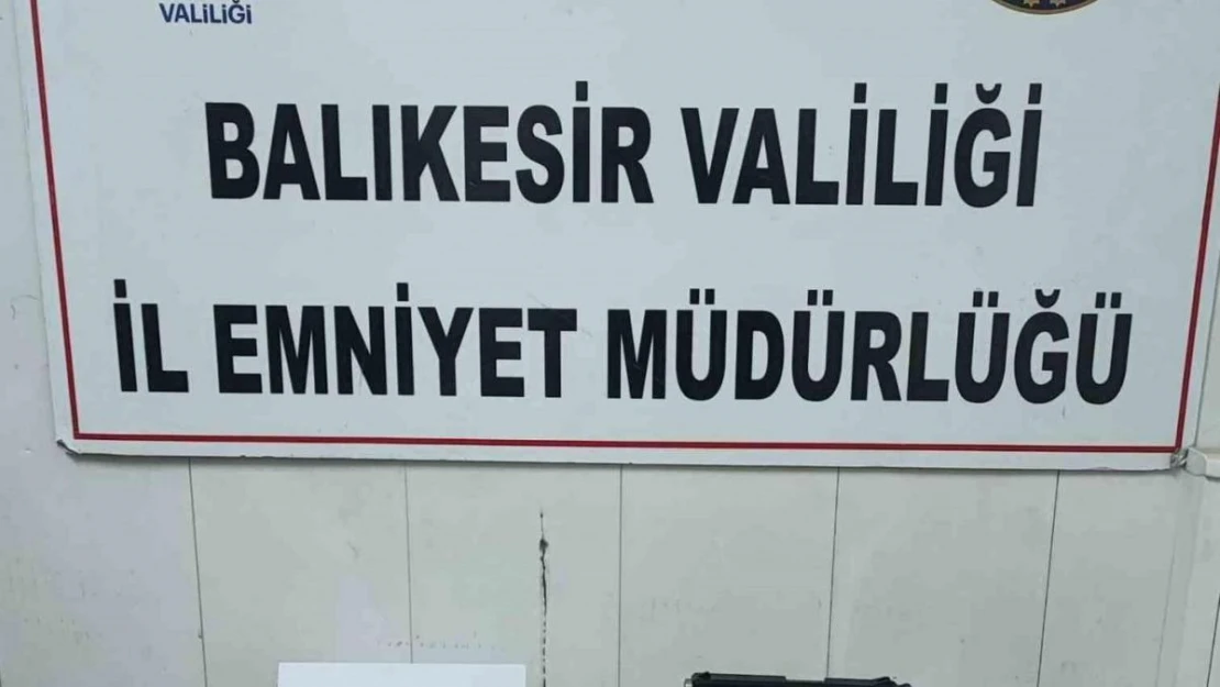 'Dur' ihtarına uymayarak kaçan 2 motosikletli uyuşturucu ve silahla yakalandı