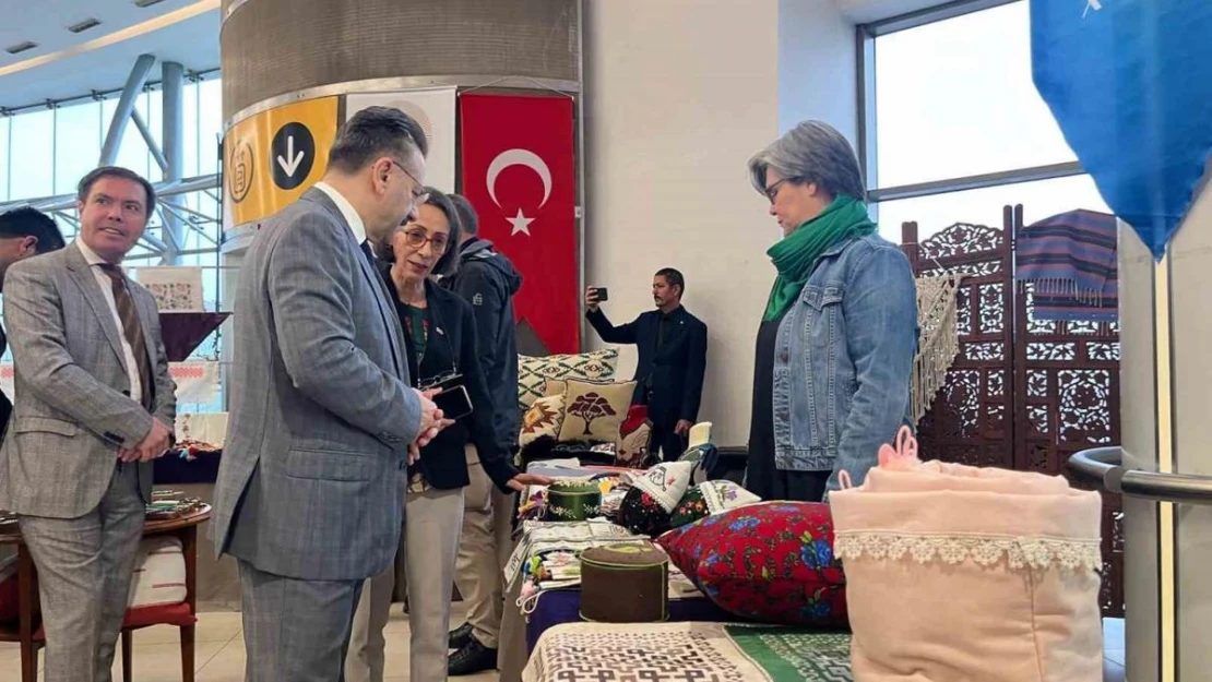 'İlmek İlmek dokunmuş hayatlar, kadınların elleriyle özgürleşiyor' sergisi