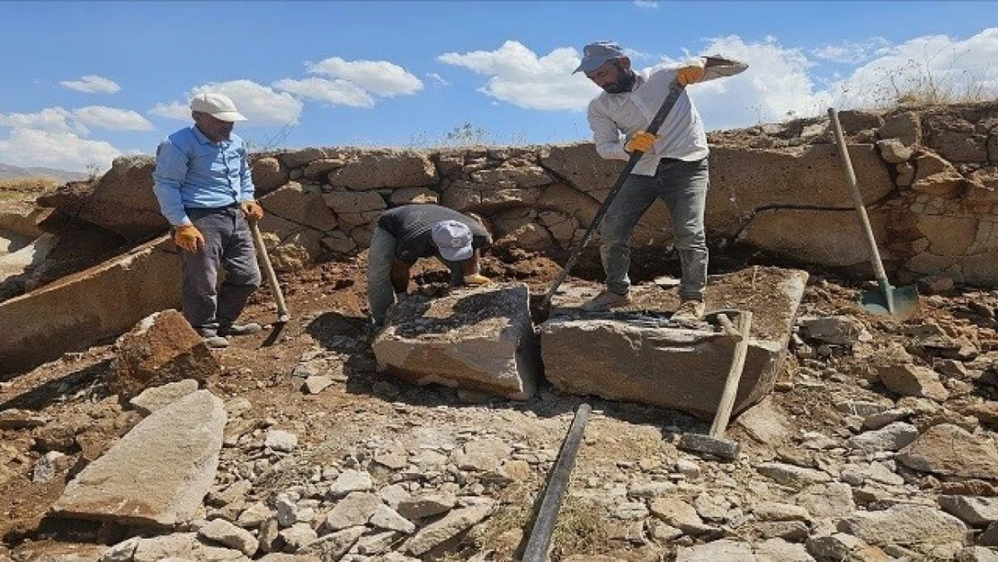 'Neynik taşı'nın Bilican'ın eteklerinden yapılara uzanan zorlu yolculuğu