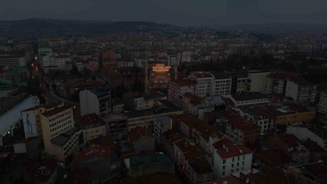 'Oruç günahlara kalkandır' mahyası Reşadiye Camii minarelerine asıldı