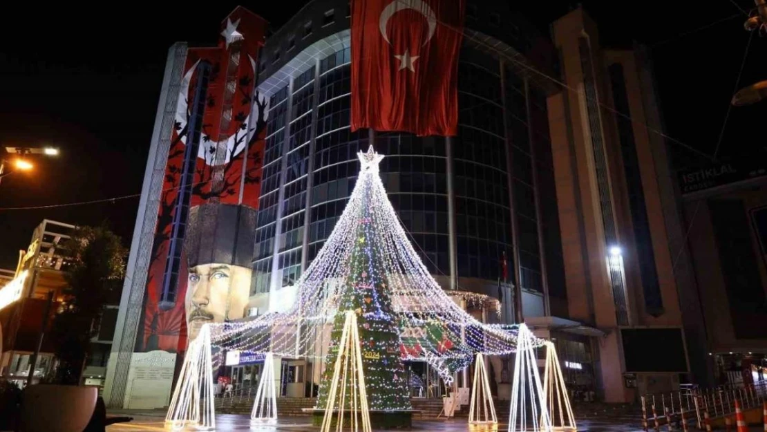 10 metrelik yılbaşı ağacını yeni yıl için süslediler