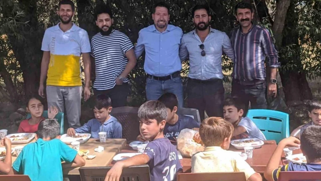 100 çocuğa yemek ve kırtasiye malzemesi dağıtıldı