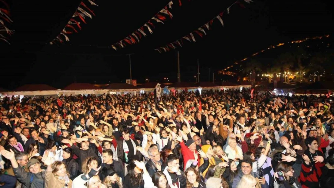 13. Alanya Uluslararası Yeni Yıl Pazarı renkli görüntülere sahne oldu