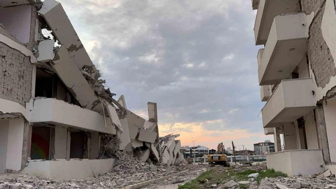 13 katlı bina iş makinesinin darbesiyle yerle bir oldu, yaşanan panik kamerada