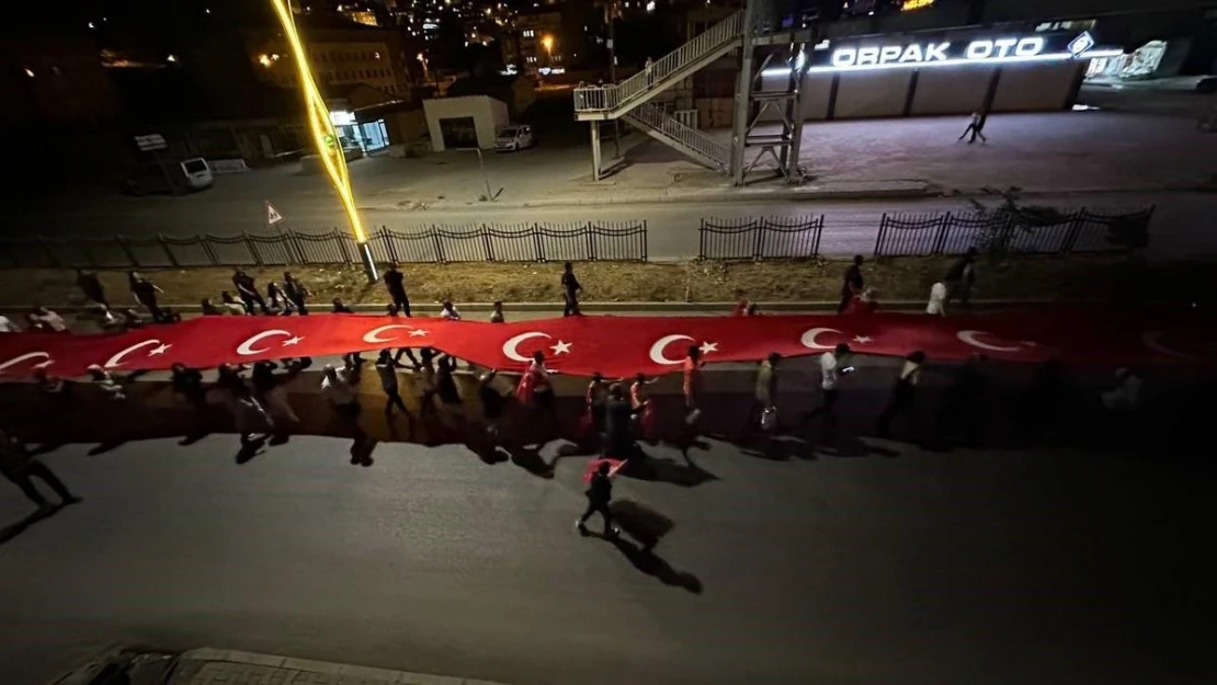 15 Temmuz yürüyüşü yapan gruba havai fişekli saldırı