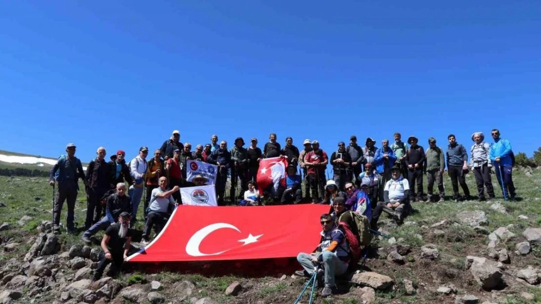 19 Mayıs için karlı dağlarda yürüdüler