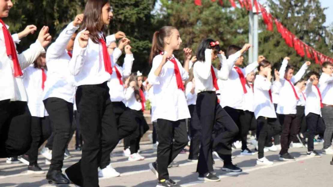 1923 öğrenciden göz dolduran harmandalı zeybeği gösterisi