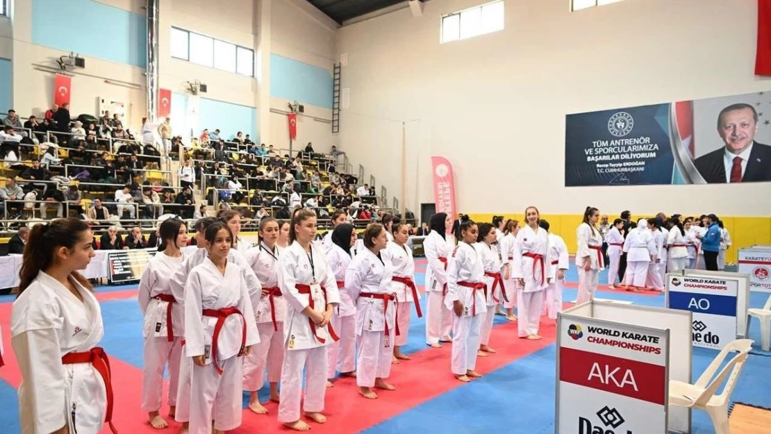 2 bin 200 sporcunun katılımıyla Türkiye Karate Şampiyonası Kartepe'de başladı