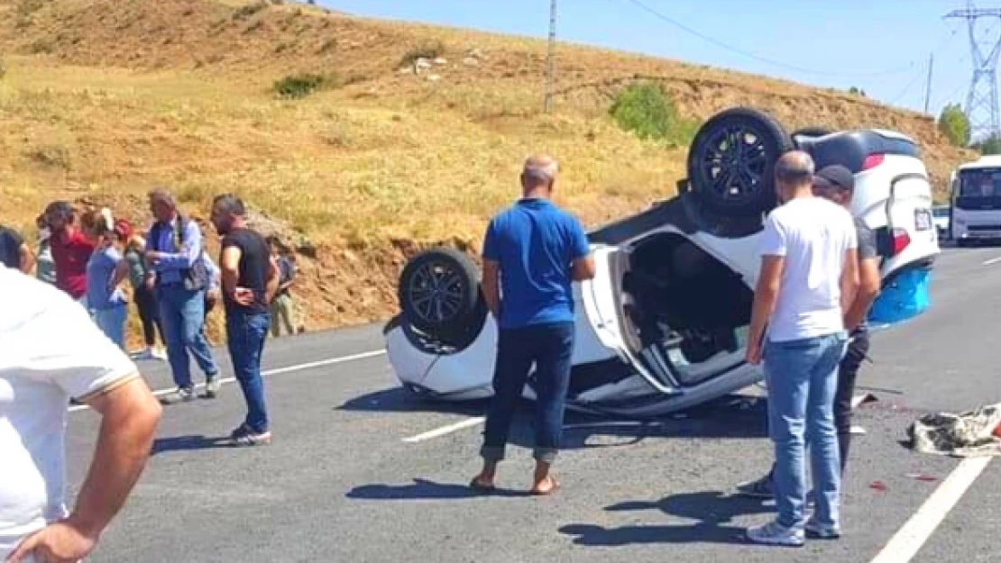 Otomobiller kafa kafaya çarpıştı