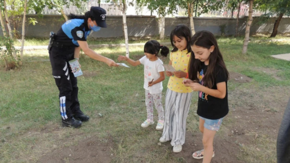 Polis parklarda çocuklarla bir araya geliyor