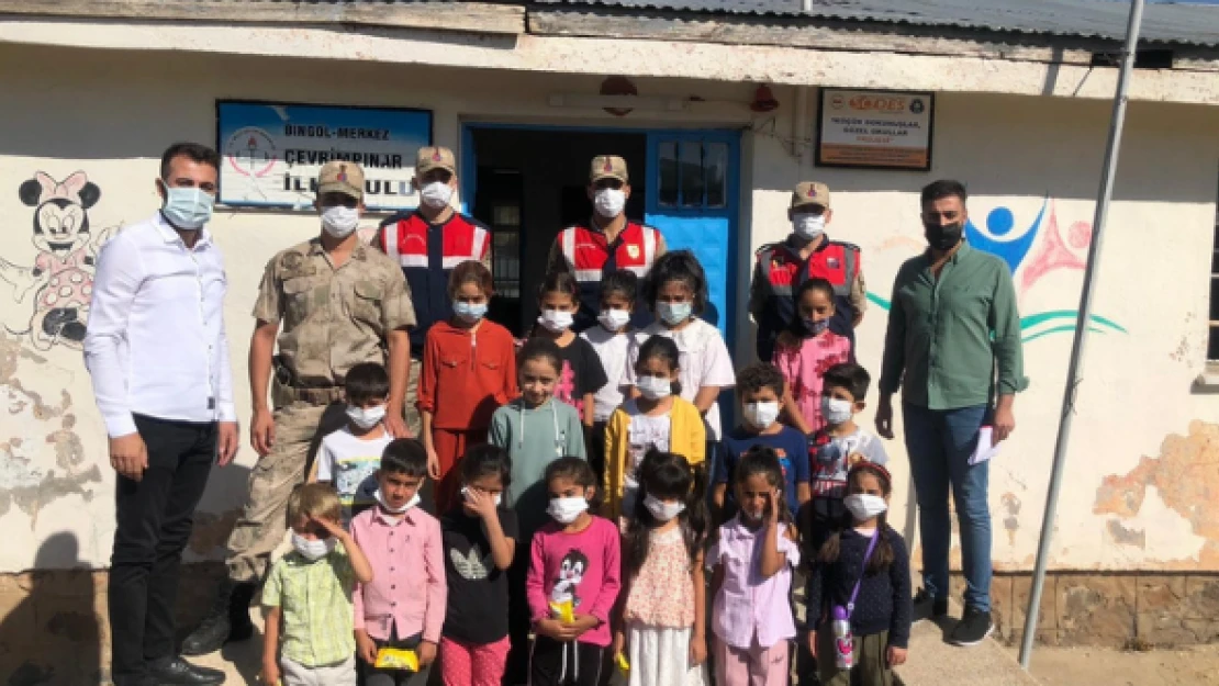 Bingöl İl Jandarma Komutanlığı'ndan öğrencilere sürpriz