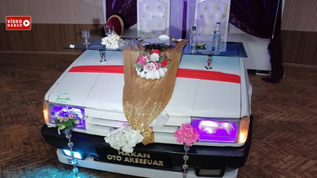 Böyle gelin damat masası görülmedi!