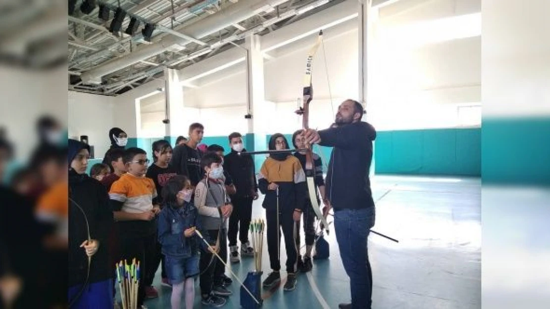 Ok atıp yay germeyi öğretti