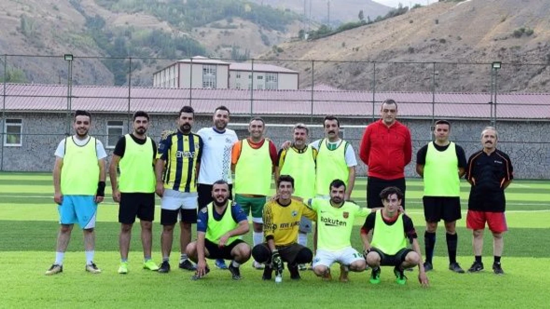 Sağlıkçılar ve sporcuların kapışması dostlukla bitti