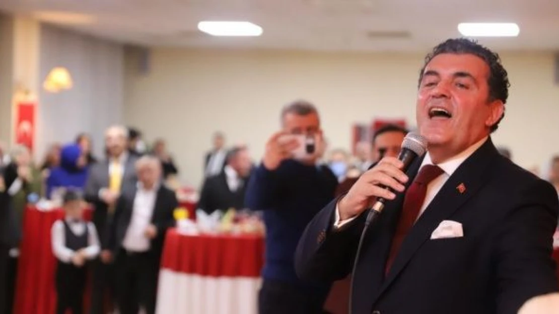 Başkan Demir'in &quotSarı saçlı mavi gözlüm" türküsü damga vurdu