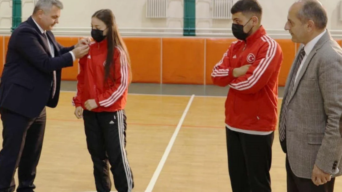 Bölge Müdürü'nden sporculara altın