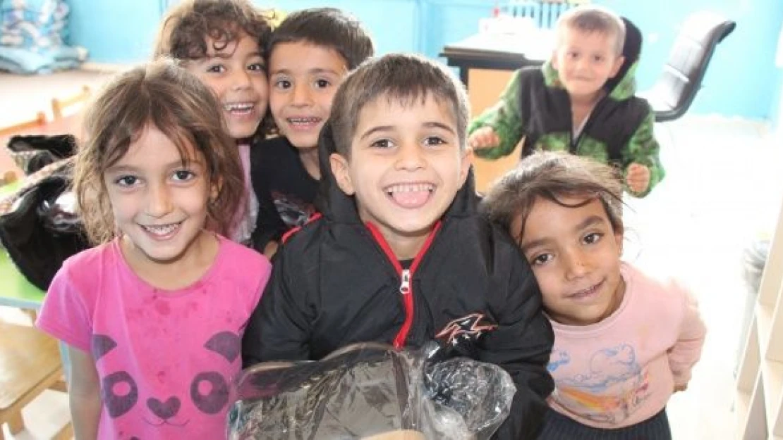 Çarşı Şırnaklı çocukların yüzünü güldürdü