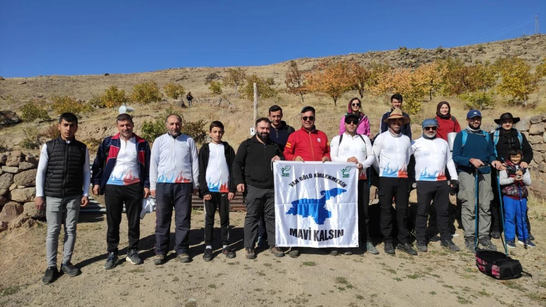 Van Gölü Aktivistleri Van depremi için tırmandı