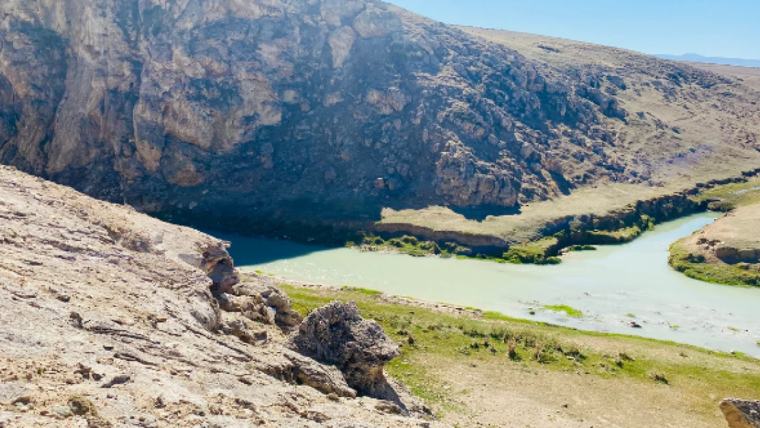 Diyadin'in doğal köprüsü göz kamaştırıyor