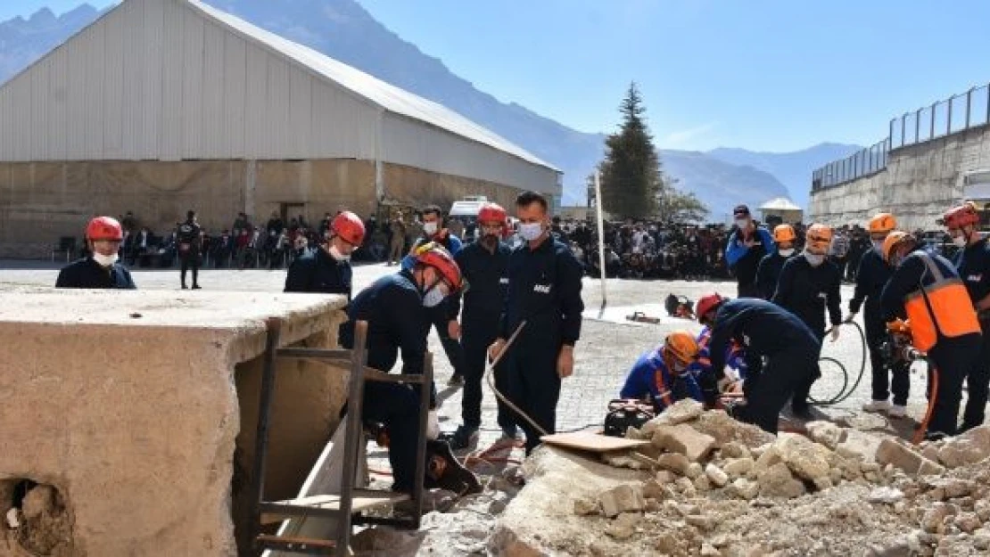 Gerçeği aratmayan deprem tatbikatı