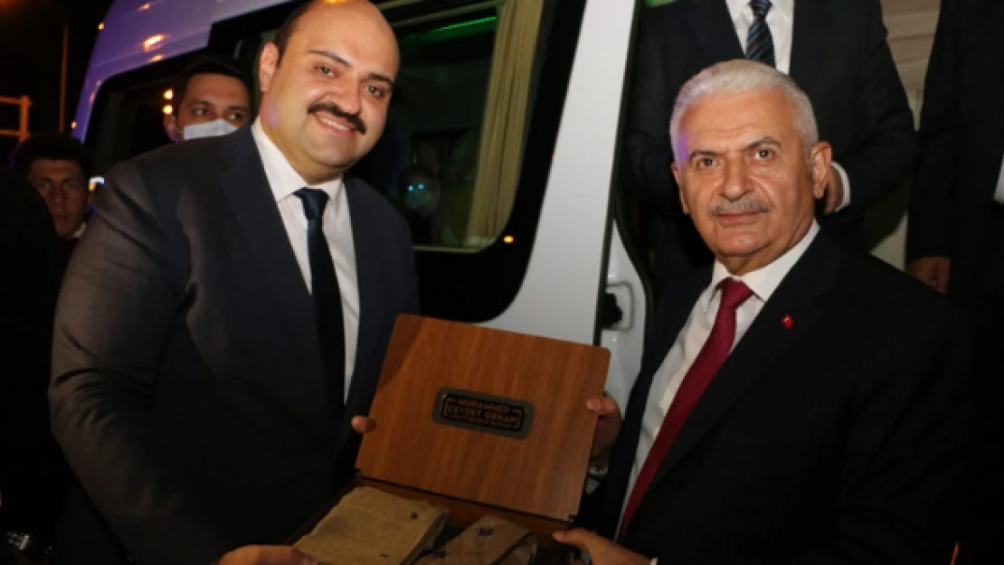 Konvoy Aziziye Belediyesi önünde durdu, ehramda hediyesi oldu