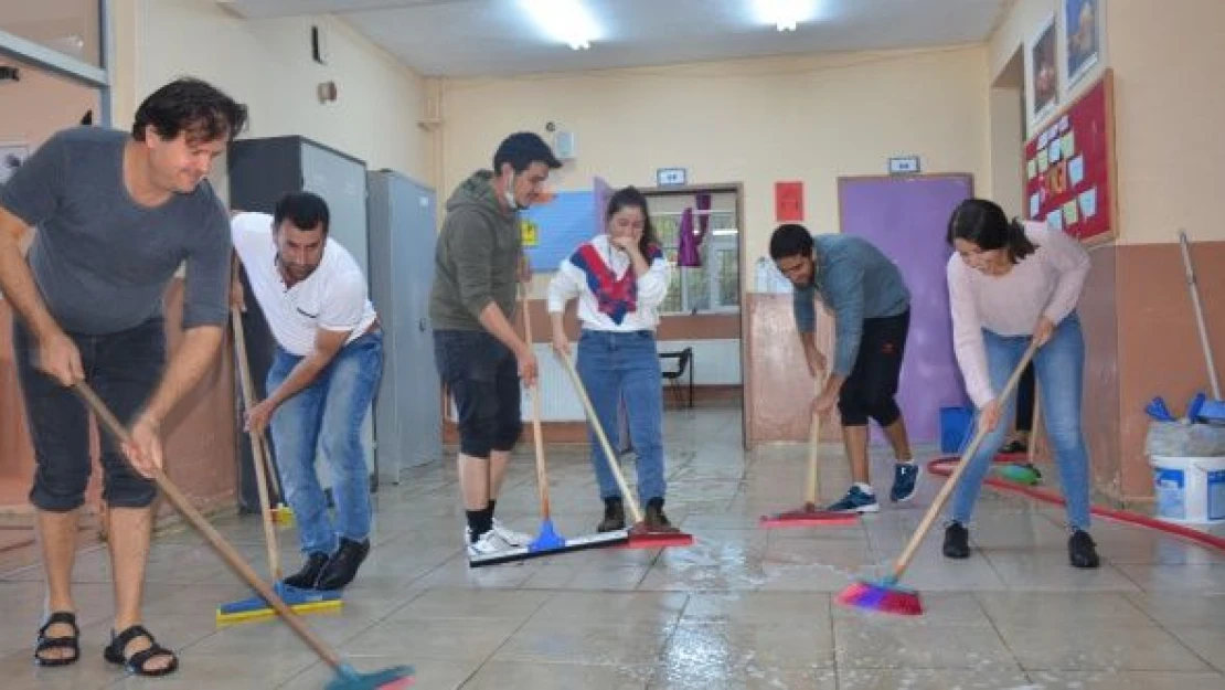 Vefakar öğretmenlerden anlamlı temizlik