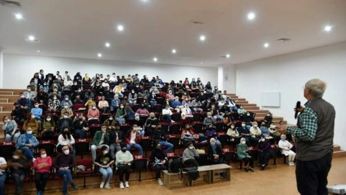 Yazar Özgünaydın üniversite öğrencileriyle buluştu