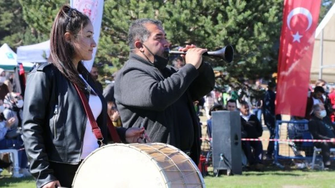 Zurnacı babanın davulcu kızı