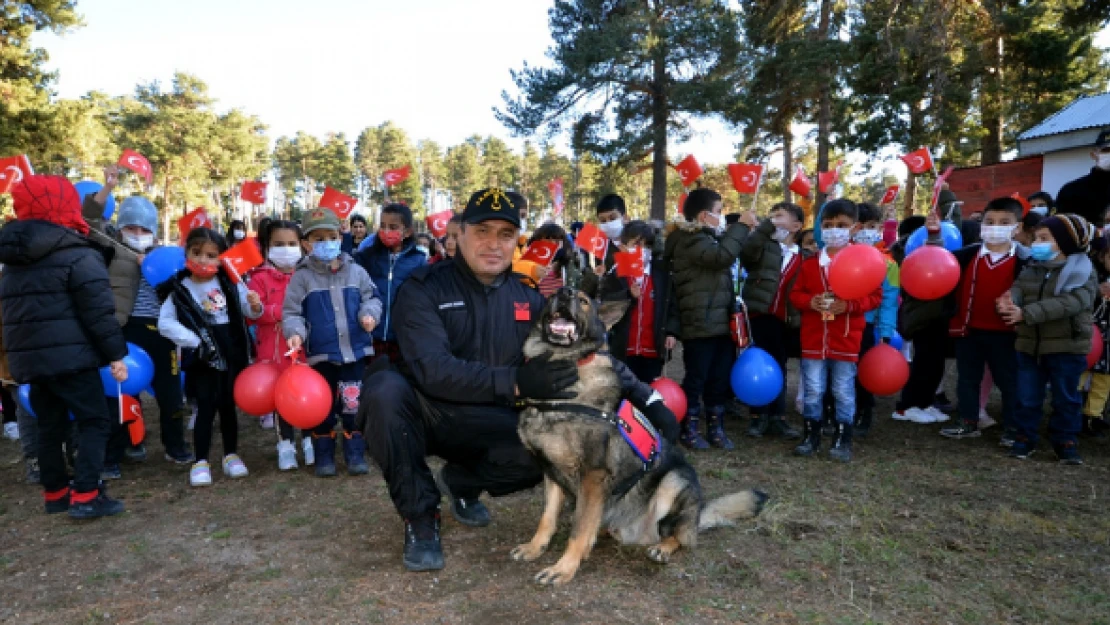 Bomba arama köpeği minikleri eğlendirdi