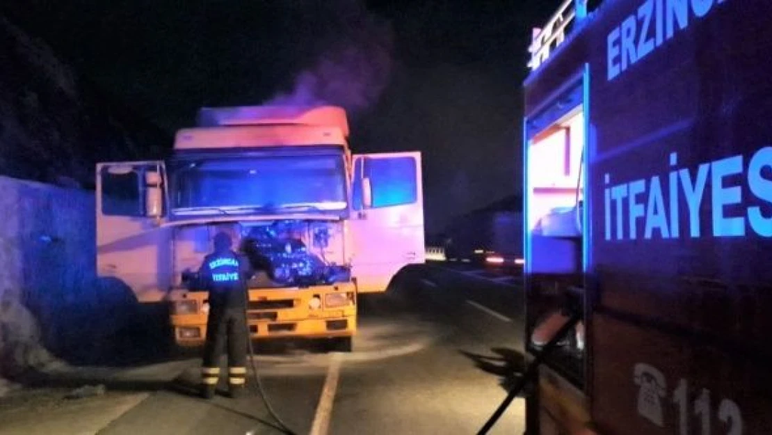 Erzincan'da kiremit yüklü TIR'da yangın