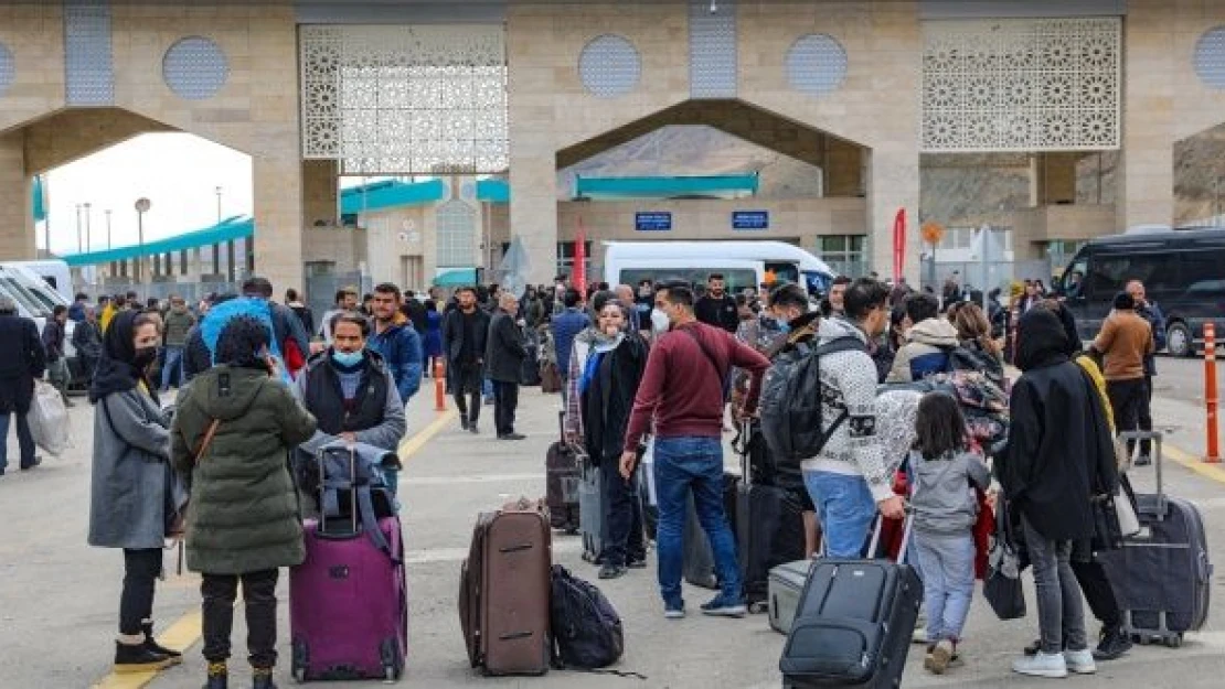 İranlı turistler Van esnafına can suyu oldu