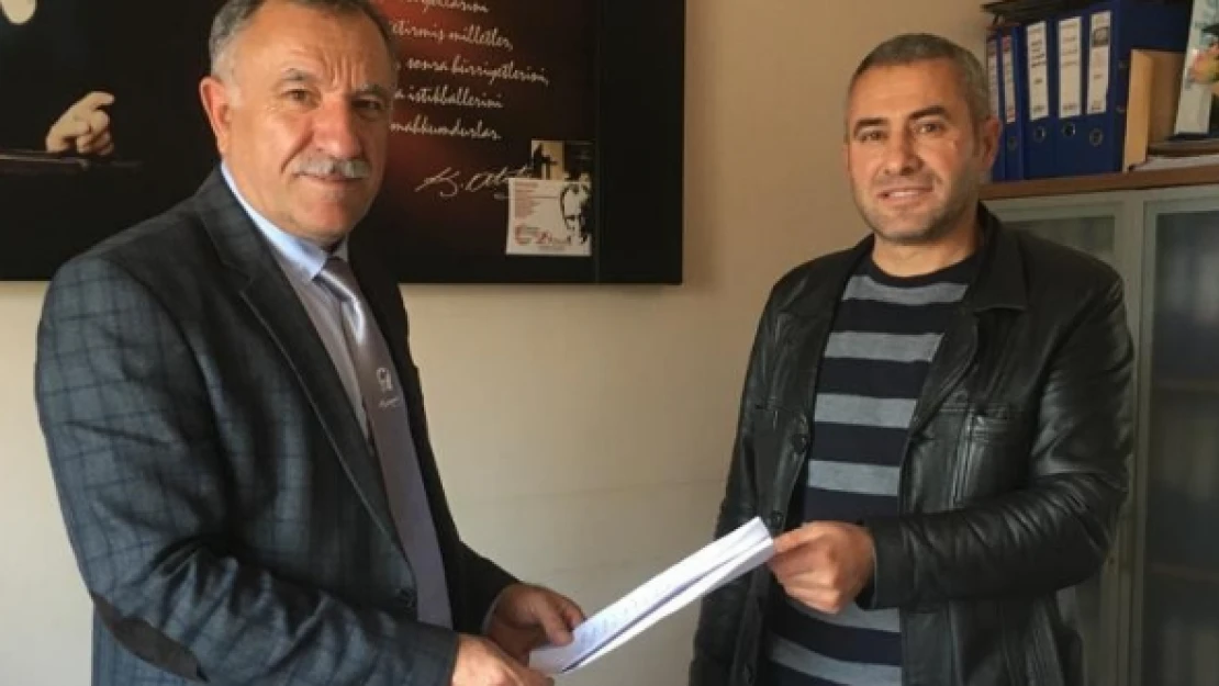 Muhtar köyünün mahalle olması için dilekçe verdi